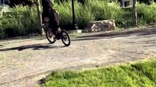 Quand le passager se retrouve… sur les épaules du pilote en pleine virée à moto