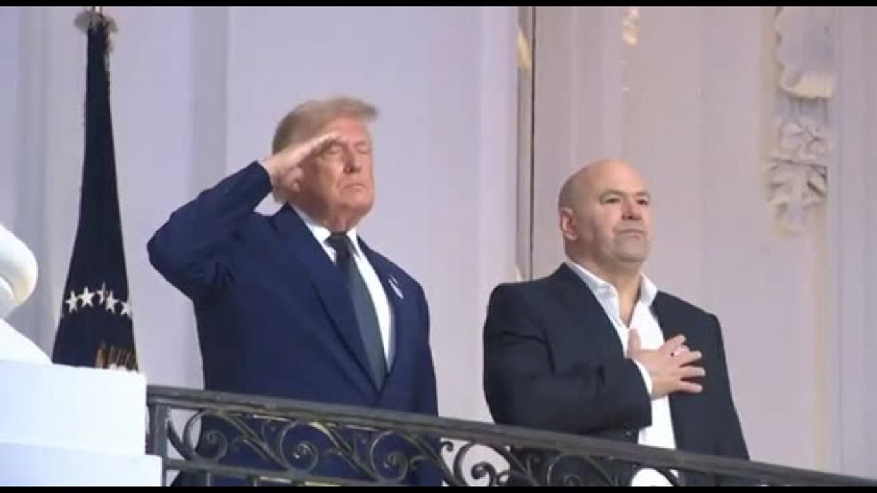 Donald Trump festeggia 80 anni con la lotta Mma e con accordo in Iran