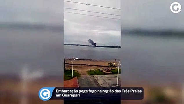 Embarcação pega fogo na região das Três Praias em Guarapari