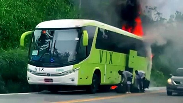 Ônibus pega fogo na BR 262 em Viana; veja vídeo