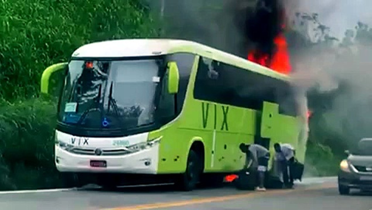 Ônibus pega fogo na BR 262 em Viana; veja vídeo