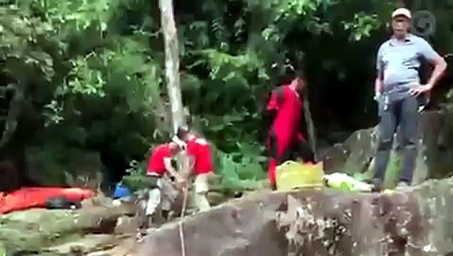 Bombeiros resgatam corpo de homem que morreu em cachoeira do ES