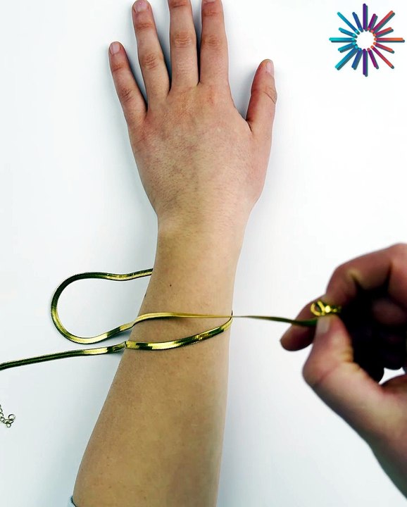 Put on your bracelet without help 👌