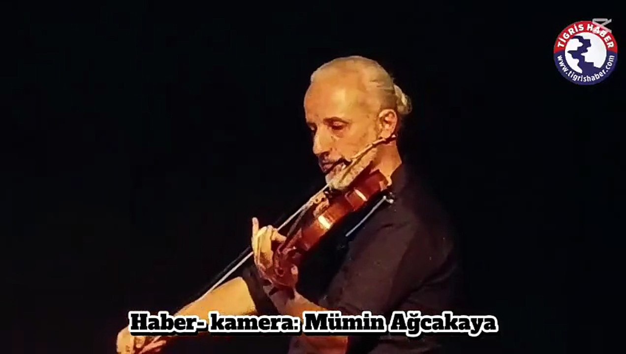Karadenizli sanatçıdan çok dilli ezgiler