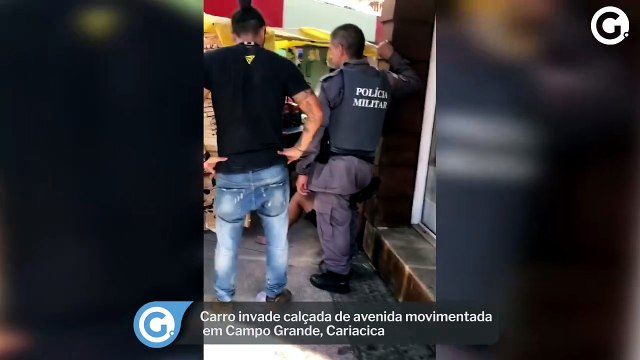 Carro invade calçada de avenida movimentada em Campo Grande, Cariacica