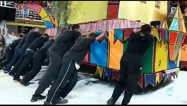 Esforço de integrantes da escola para empurrar alegoria da Novo Império
