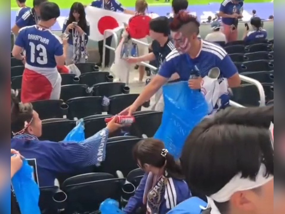 Japanische Fans räumen Tribünen nach WM-Spiel auf