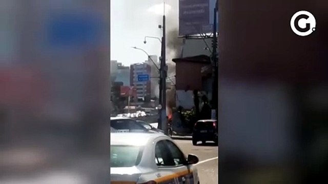 Carro pega fogo na região da Terceira Ponte em Vila Velha