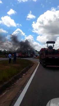 Carreta em chamas na BR 101 em Jaguaré