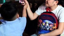 Naglinya ug nag-pray si Grey sa school