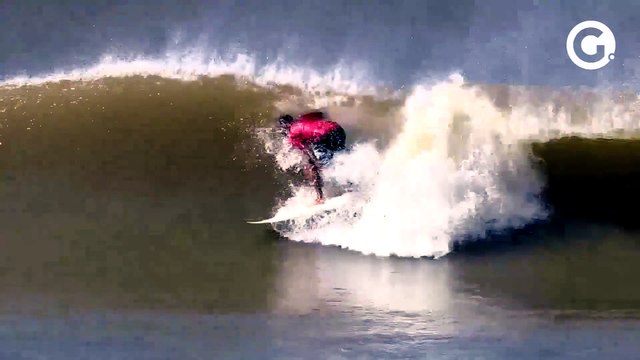 Surfistas aproveitam temporada de altas ondas em Regência