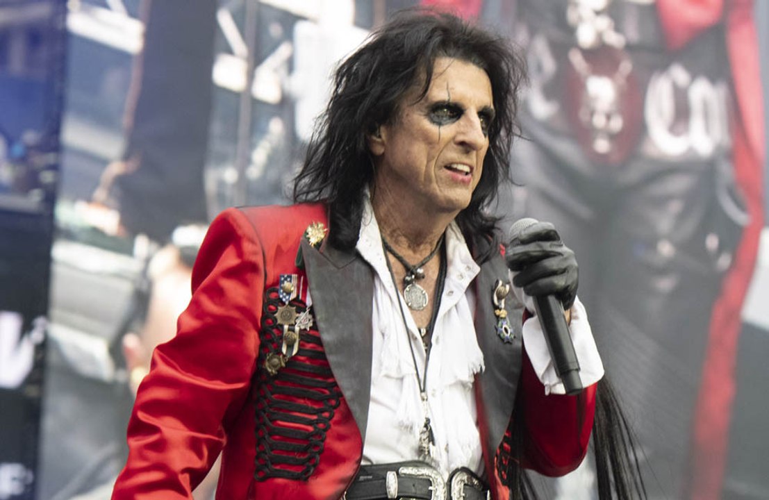 Alice Cooper bedankt sich mit besonderem Geschenk bei Kreditkarten-Finder