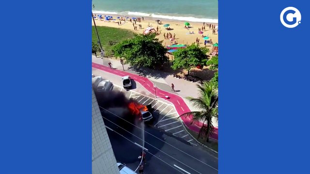 Carro pega fogo na orla de Vila Velha