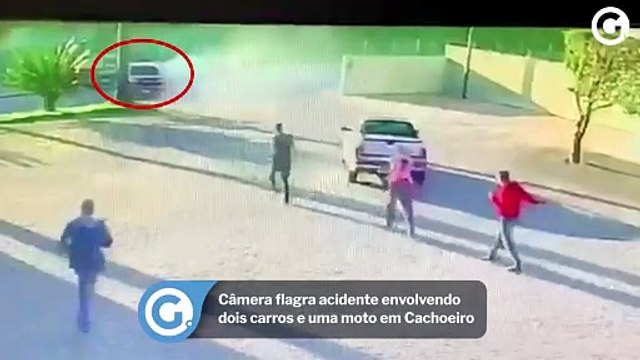 Câmera flagra acidente envolvendo dois carros e uma moto em Cachoeiro