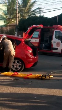 Mulher fica presa às ferragens em acidente na Serra