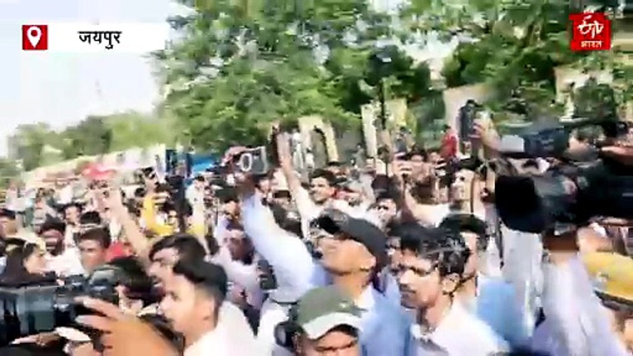 जयपुर: कॉकरोच जनता पार्टी के प्रदर्शन में बवाल, संस्थापक अभिजीत दीपके को युवकों ने जड़ा थप्पड़