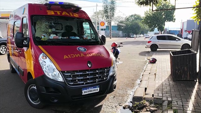 Duas pessoas ficam feridas após forte colisão entre carro e moto no São Cristóvão