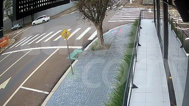 Vídeo: motociclista fura preferencial, causa acidente e foge em Cascavel