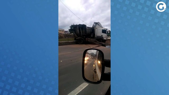 Acidente com caminhão na Rodovia do Contorno, em Cariacica