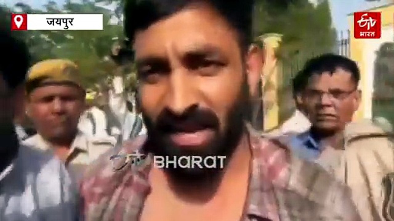 जयपुर: कॉकरोच जनता पार्टी के प्रदर्शन में बवाल, संस्थापक अभिजीत दीपके को युवकों ने जड़ा थप्पड़