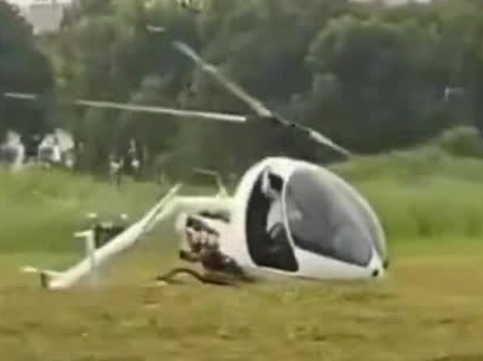 Hubschrauber legt Notlandung hin und ruckelt dann auf dem Boden weiter