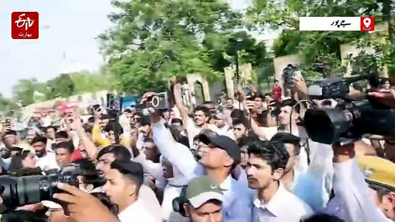 جے پور میں کاکروچ جنتا پارٹی کے احتجاج کے دوران افراتفری، نوجوانوں نے بانی ابھیجیت دیپکے کو تھپڑ مارا