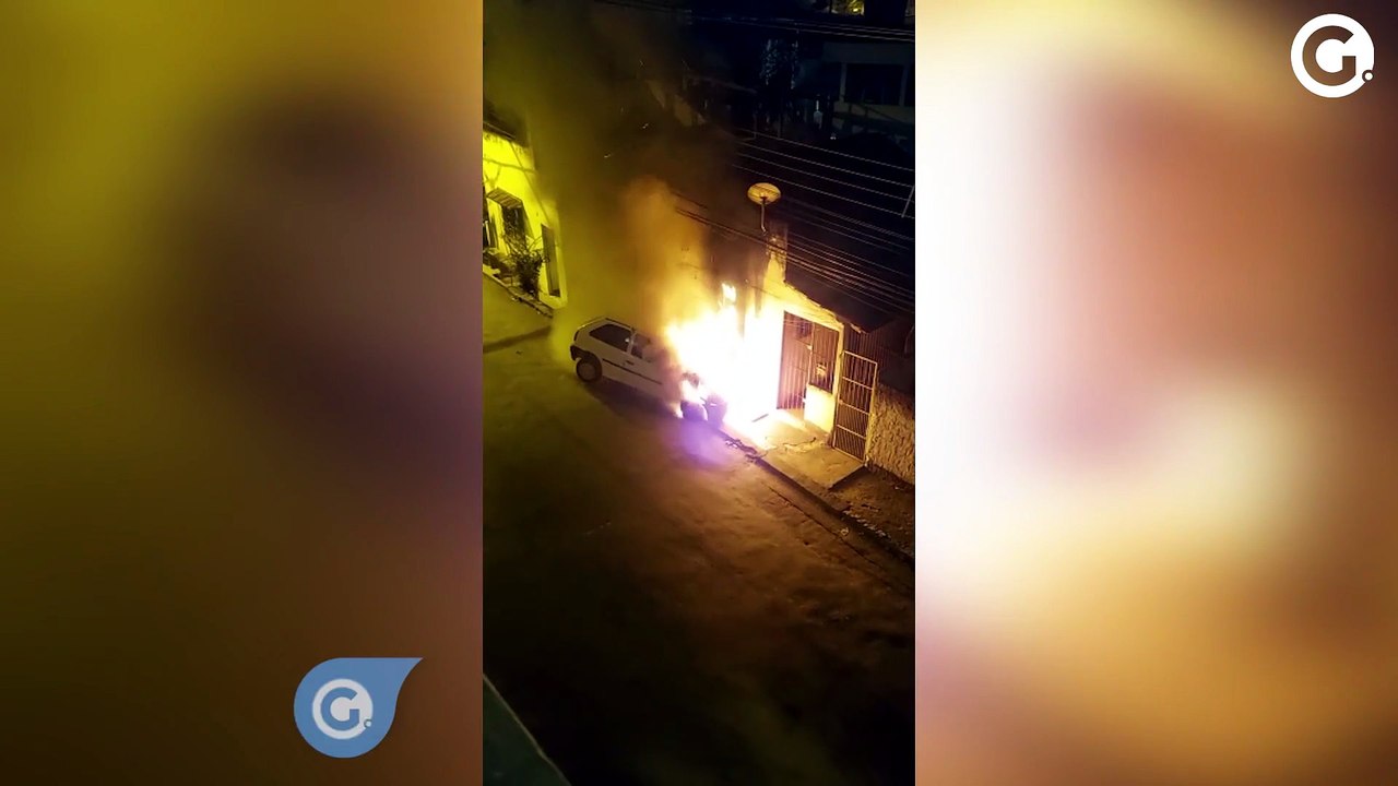 Carro pega fogo e atinge residência em Cachoeir...