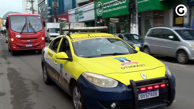 Viatura dedo-duro vigia motoristas que usam vagas do rotativo de Cariacica