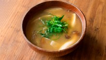 Easy Japanese Mushroom Miso Soup 🍄