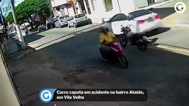 Carro capota em acidente no bairro Ataíde, em Vila Velha