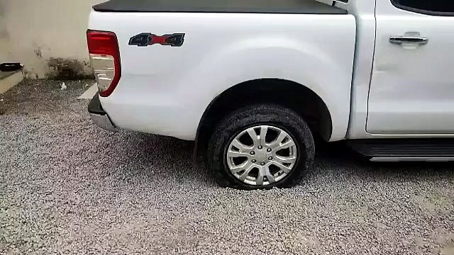 Bandidos abandonam caminhonete roubada após perseguição em Linhares