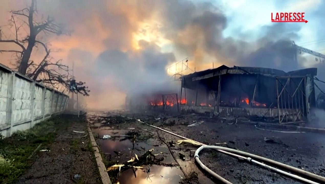 Ucraina, attacco russo a Kiev: in fiamme la cattedrale della Dormizione