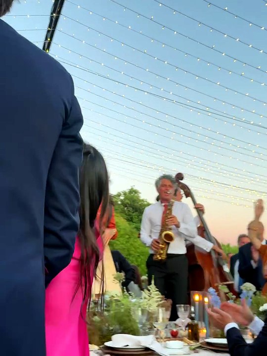 Il matrimonio di Tommaso Paradiso a Capalbio: l'orchestra tra i tavoli intona "Volare"