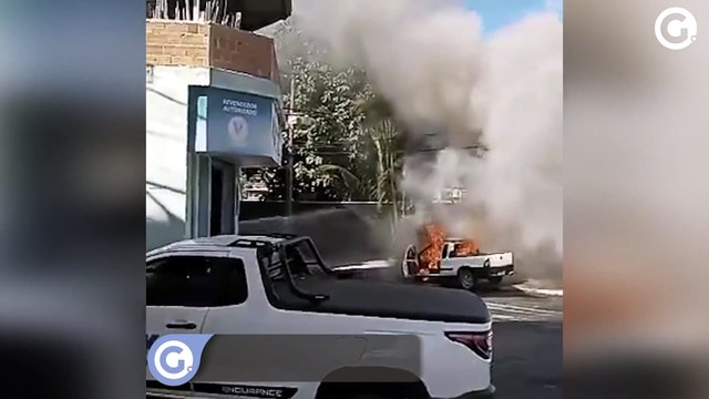Carro pega fogo em Cachoeiro de Itapemirim
