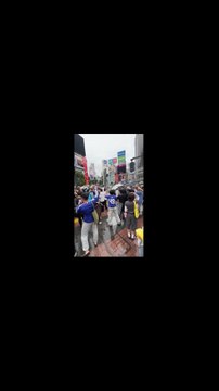 La afición de JAPÓN convierte el cruce de TOKIO en una fiesta tras el empatar con PAÍSES BAJOS