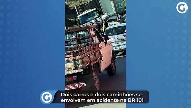 Dois carros e dois caminhões se envolvem em acidente na BR 101