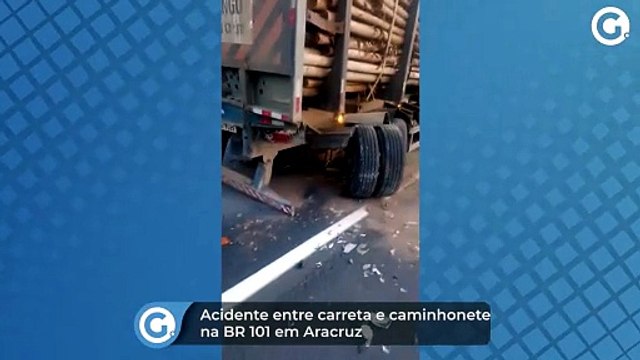 Acidente entre carreta e caminhonete na BR 101 em Aracruz