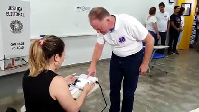 Renato Casagrande vota na escola São Domingos, em Bento Ferreira