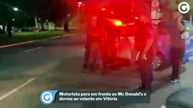 Motorista para em frente ao Mc Donald's e dorme ao volante em Vitória