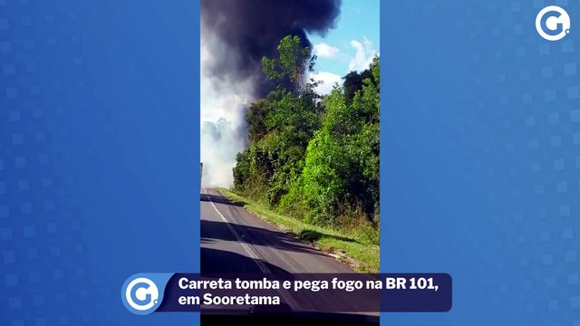 Carreta tomba e pega fogo na BR 101, em Sooretama