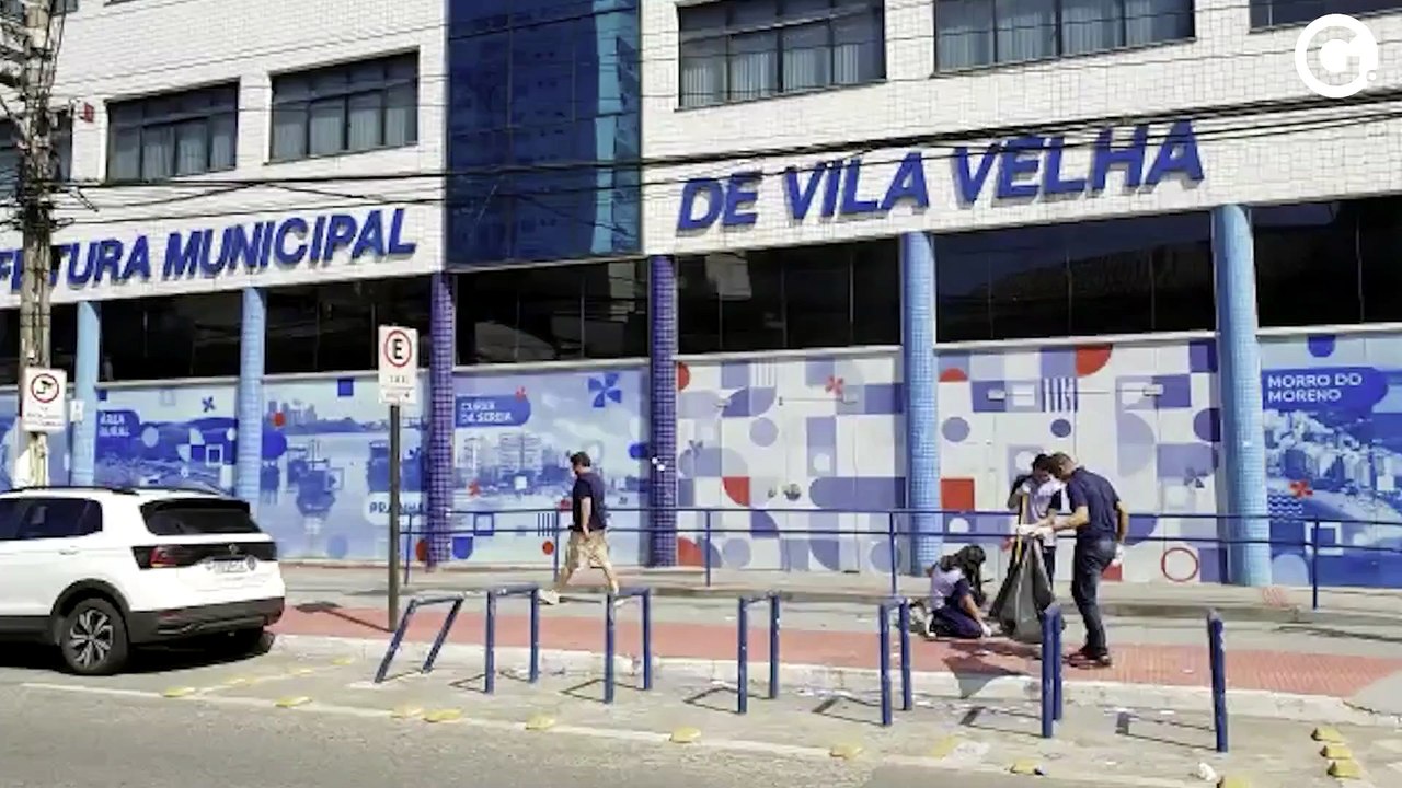 Lixo é recolhido em frente à Prefeitura de Vila Velha