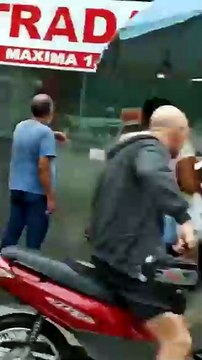 Carro pega fogo e bate em entrada de supermercado em Cachoeiro