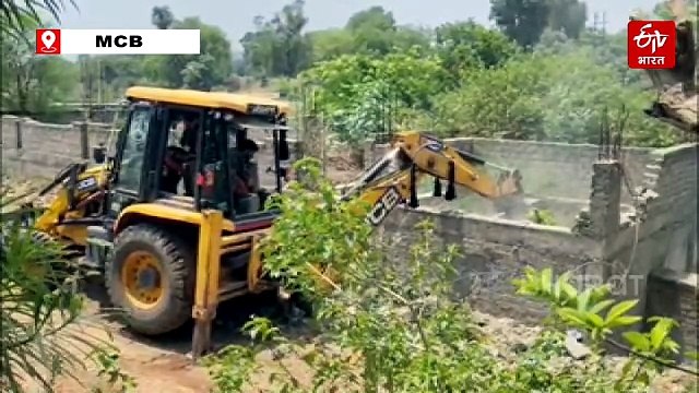 मनेंद्रगढ़ में कोर्ट के आदेश के बाद एक्शन, नगर पालिका की ओर से बनाए जा रहे मंगल भवन पर चला बुलडोजर