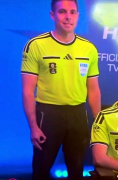 La FIFA investiga a Shaun Evans, árbitro australiano del VAR, por un gesto asociado al supremacismo blanco
