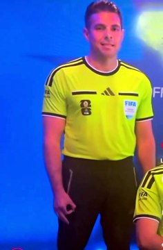La FIFA investiga al árbitro Shaun Evans por un gesto asociado al supremacismo blanco CORTO