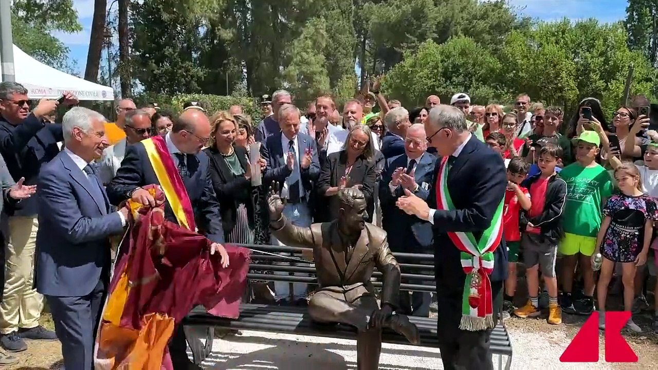 Una statua per Alberto Sordi: a Roma l'inaugurazione del monumento