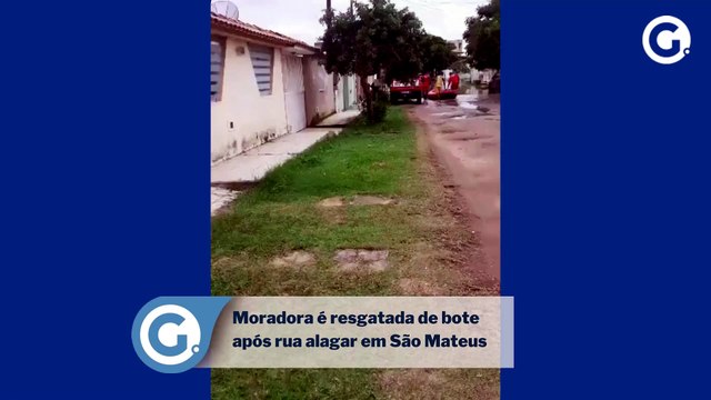 Moradora é resgatada de bote após rua alagar em São Mateus