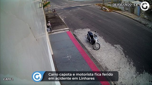 Carro capota e motorista fica ferido em acidente em Linhares
