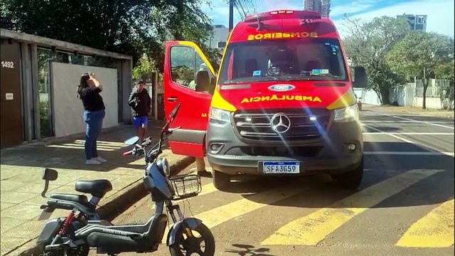 De patinete elétrico, mulher salta quebra-molas e sofre queda no Centro