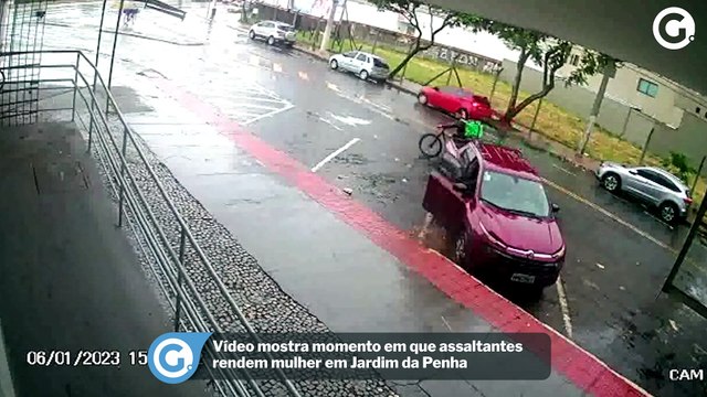 Vídeo mostra momento em que assaltantes rendem mulher em Jardim da Penha